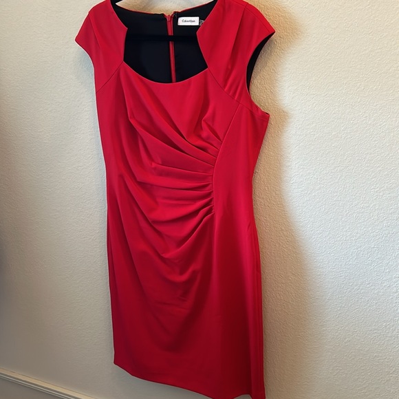 CALVIN KLEIN: red dress with asymmetrical cinching / ruching SIZE 12 - Picture 6 of 9